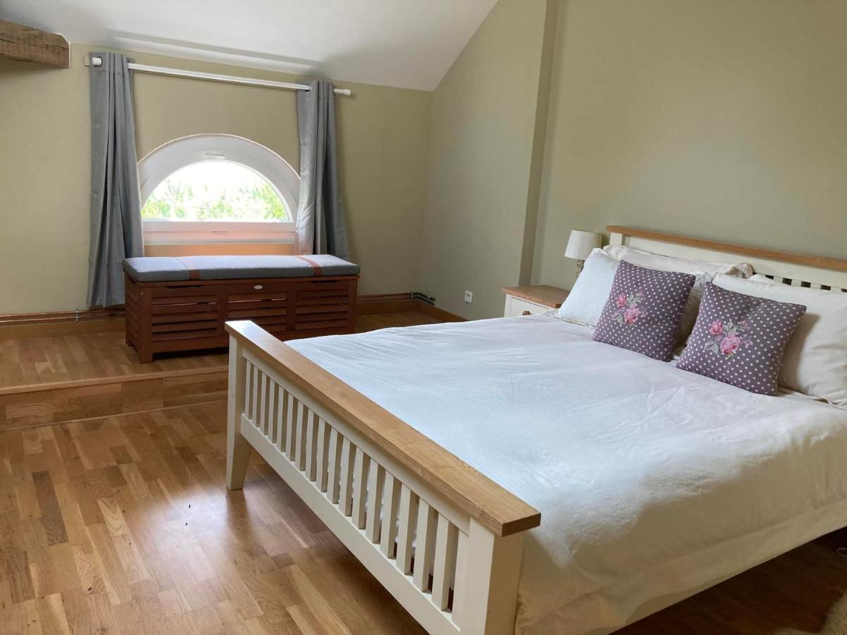 De Lumiere. Relax With Rural Lakeside Living Apartment Herry