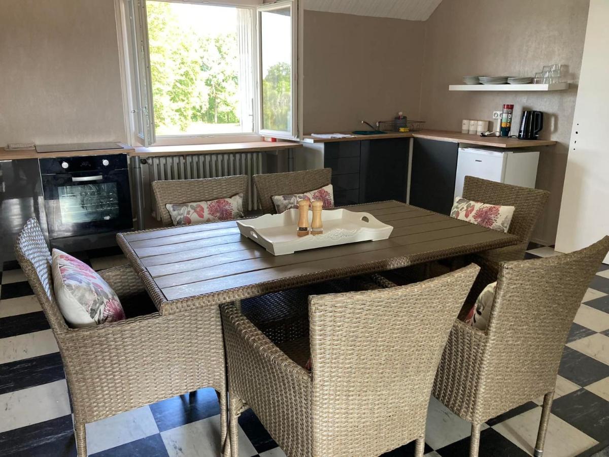 De Lumiere. Relax With Rural Lakeside Living Apartment