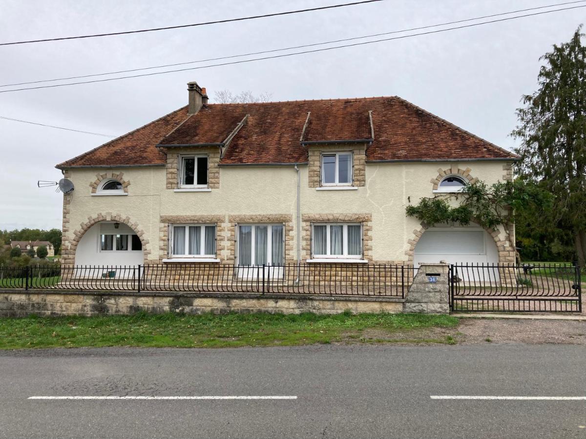 De Lumiere. Relax With Rural Lakeside Living Apartment *
